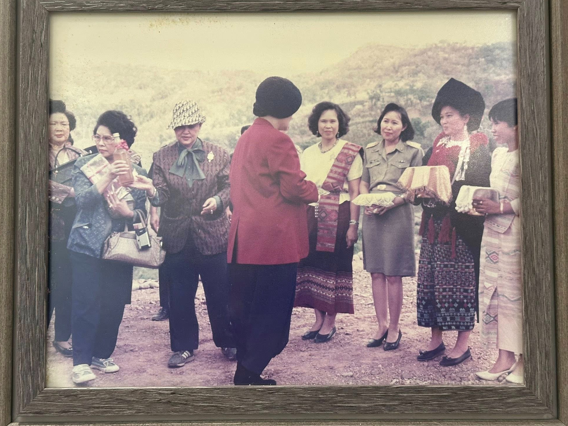 พิมพร รุ่งรชตะวาณิช ถ่ายทอดเรื่องราวความทรงจำครั้งสำคัญในชีวิต เมื่อครั้งได้มีโอกาสเข้าเฝ้าฯ สมเด็จพระนางเจ้าสิริกิติ์ พระบรมราชินีนาถ พระบรมราชชนนีพันปีหลวง เมื่อปี พ.ศ. 2537 ณ อำเภอแม่จริม จังหวัดน่าน