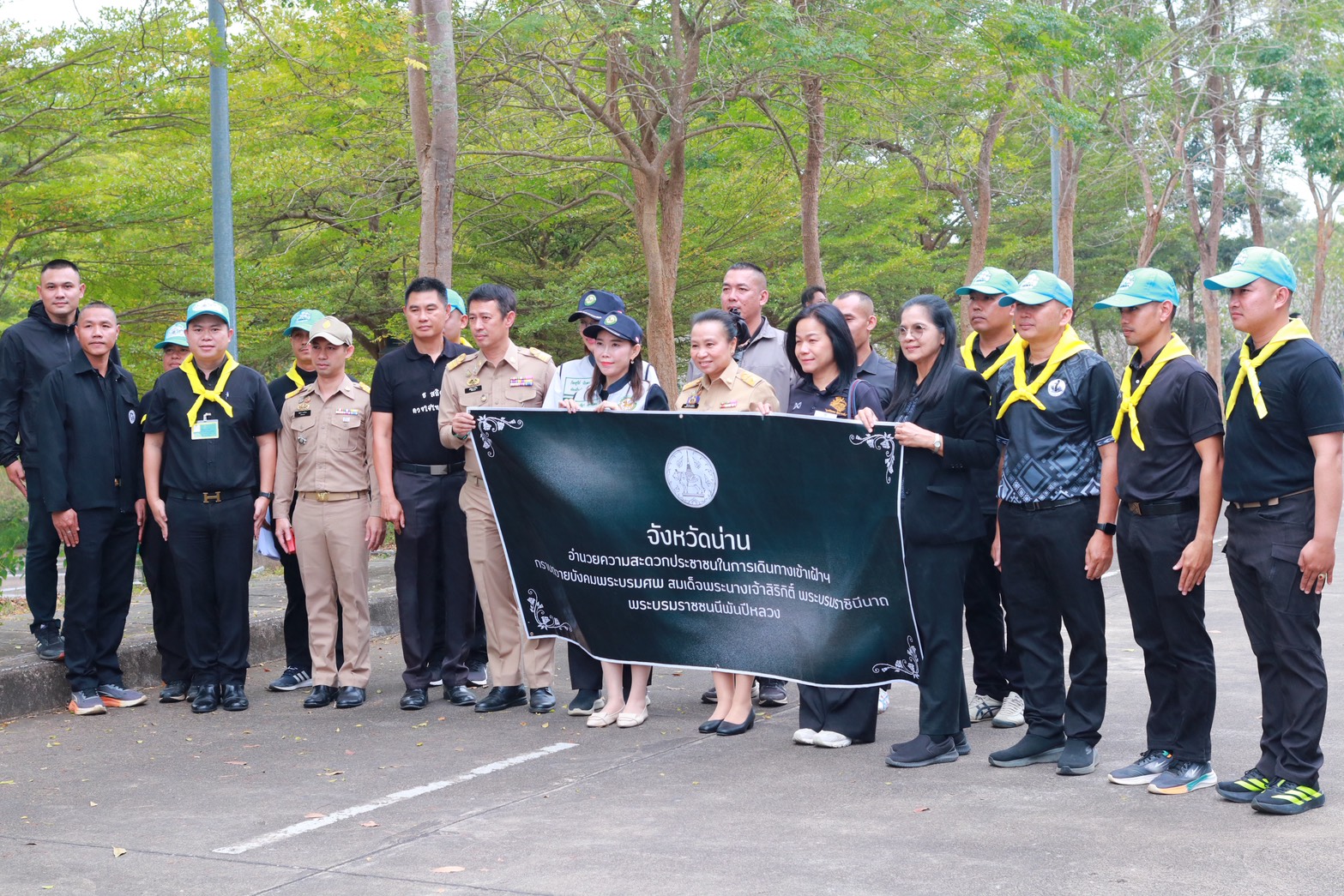 ชาวน่านมุ่งหน้าสู่ สนามหลวง เพื่อเข้าเฝ้าฯ กราบถวายบังคมพระบรมศพ สมเด็จพระนางเจ้าสิริกิติ์ พระบรมราชินีนาถ พระบรมราชชนนีพันปีหลวง