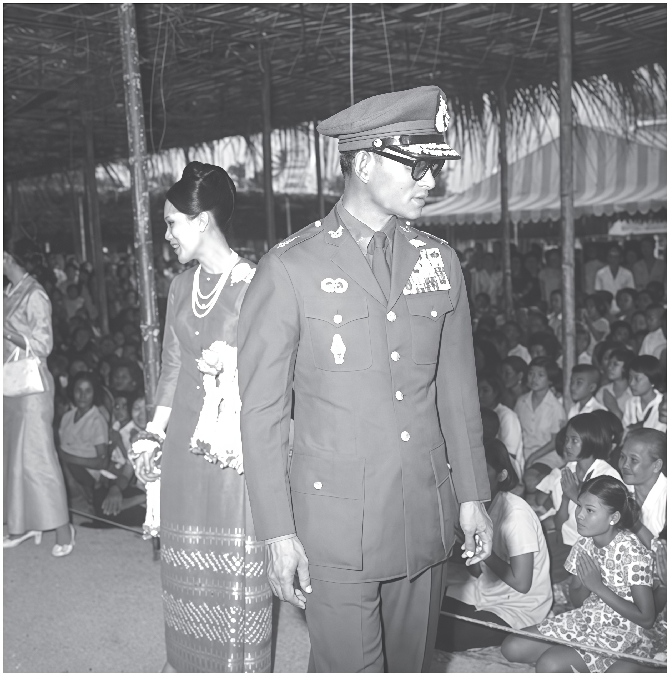 ทรงเยี่ยมฐานปฏิบัติการกองร้อยทหารม้าที่ ๓๐๑๑ บ้านน้ำพาง ตำบลหมอเมือง อำเภอแม่จริม