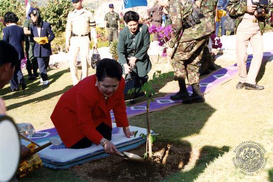  เสด็จพระราชดำเนินยังโครงการพัฒนาเพื่อความมั่นคงพื้นที่ลุ่มน้ำน่าน อันเนื่องมาจากพระราชดำริ พื้นที่ ที่ ๔ บ้านน้ำตวง อำเภอแม่จริม จังหวัดน่าน ทรงเยี่ยมราษฎรและสมาชิกศิลปาชีพ