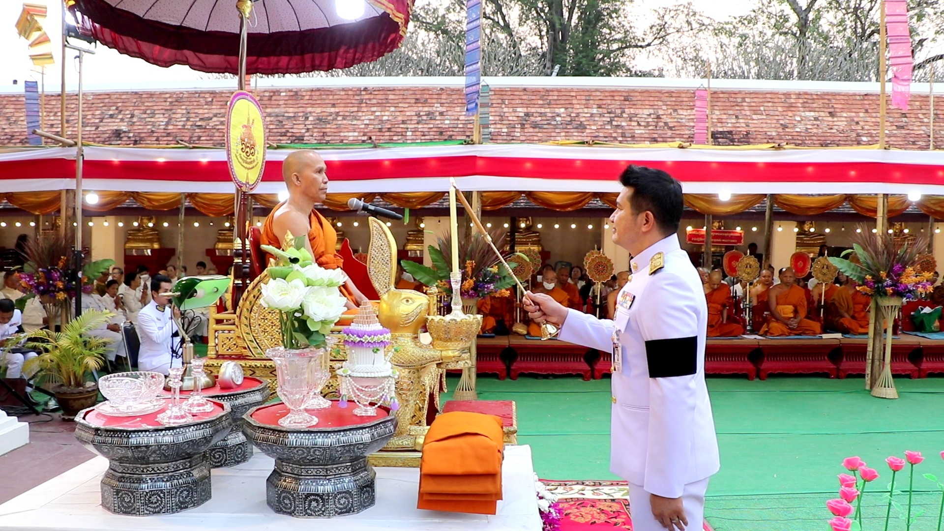 น่านทำบุญตักบาตรพระสงฆ์ แบบพื้นเมืองน่าน ฟังพระธรรมเทศนา ถวายผ้าไตรพระราชทานและเครื่องกัณฑ์เทศน์พระราชทาน เนื่องในงานสมโภชพระมหาธาตุเจ้าภูเพียงแช่แห้ง ประจำปี 2569