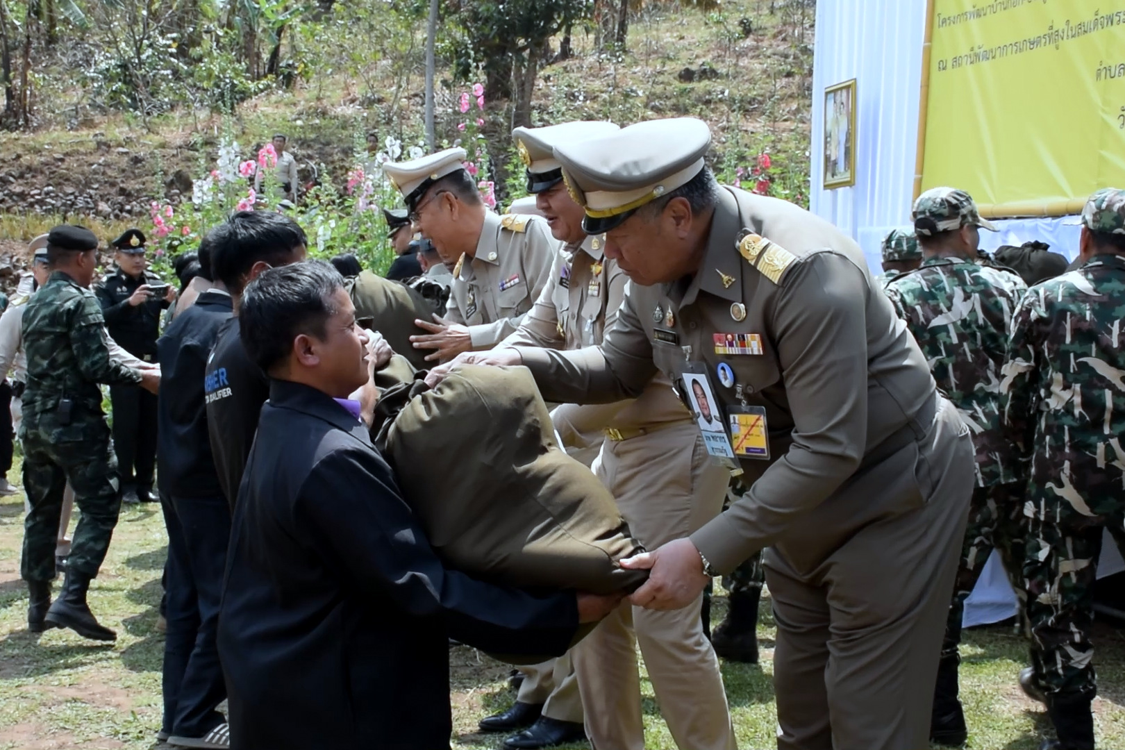 องคมนตรี ติดตามและขับเคลื่อนโครงการอันเนื่องมาจากพระราชดำริ พร้อมเชิญถุงพระราชทานไปมอบให้แก่ราษฎรและผู้ปฏิบัติงานในพื้นที่จังหวัดน่าน ต่อเนื่องเป็นวันที่สอง