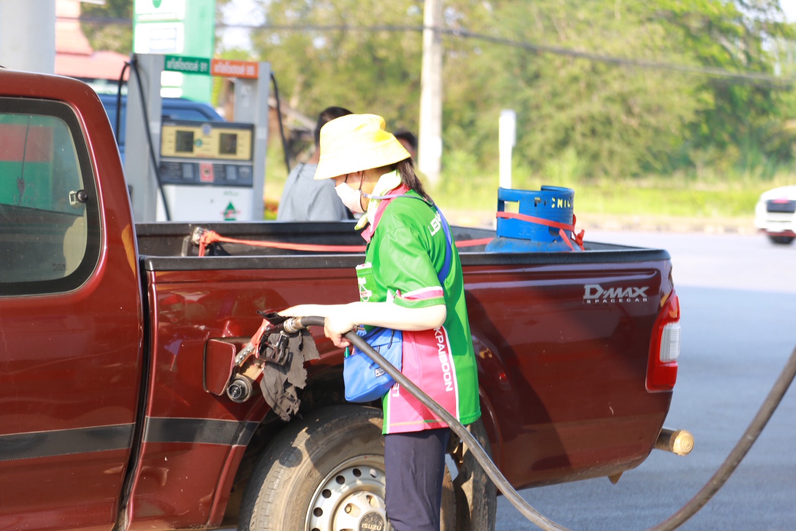 น่าน ลงพื้นที่ตรวจสถานีบริการน้ำมันต่อเนื่อง สร้างความมั่นใจประชาชน ยืนยันน้ำมันไม่ขาดแคลน แม้มีบางช่วงหมดชั่วคราว
