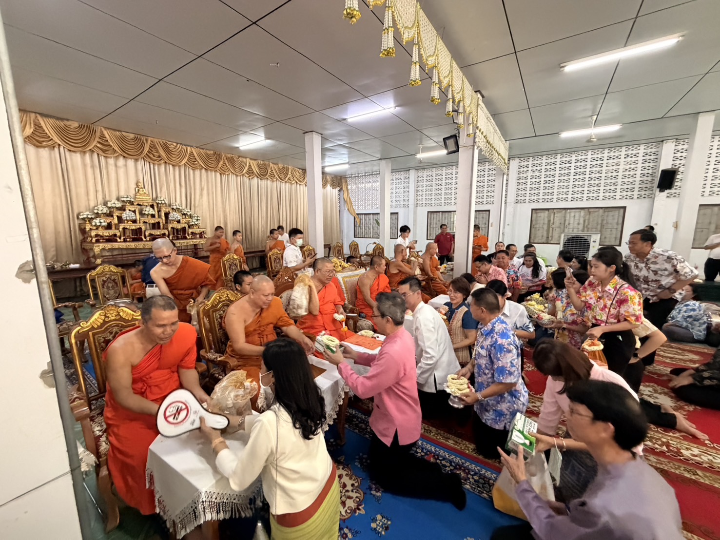 พ่อเมืองน่านนำคณะผู้บริหาร ร่วมพิธีสูมาคารวะสรงน้ำขอพรเจ้าคณะจังหวัด พระเถรานุเถระ สืบสานประเพณีสงกรานต์ ปี 2569