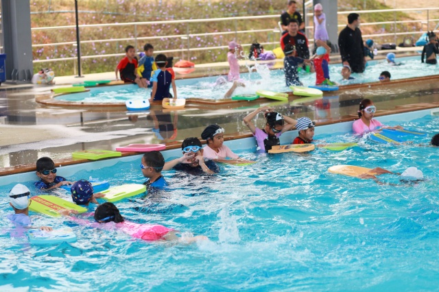 สำนักงานมูลนิธิชัยพัฒนา ร่วมกับ เทศบาลเมืองน่าน และ มทบ.38 ติดตามการดำเนินงานโครงการฝึกอบรมทักษะว่ายน้ำและการบำบัดด้วยอาชาบำบัด ประจำปีงบประมาณ 2569