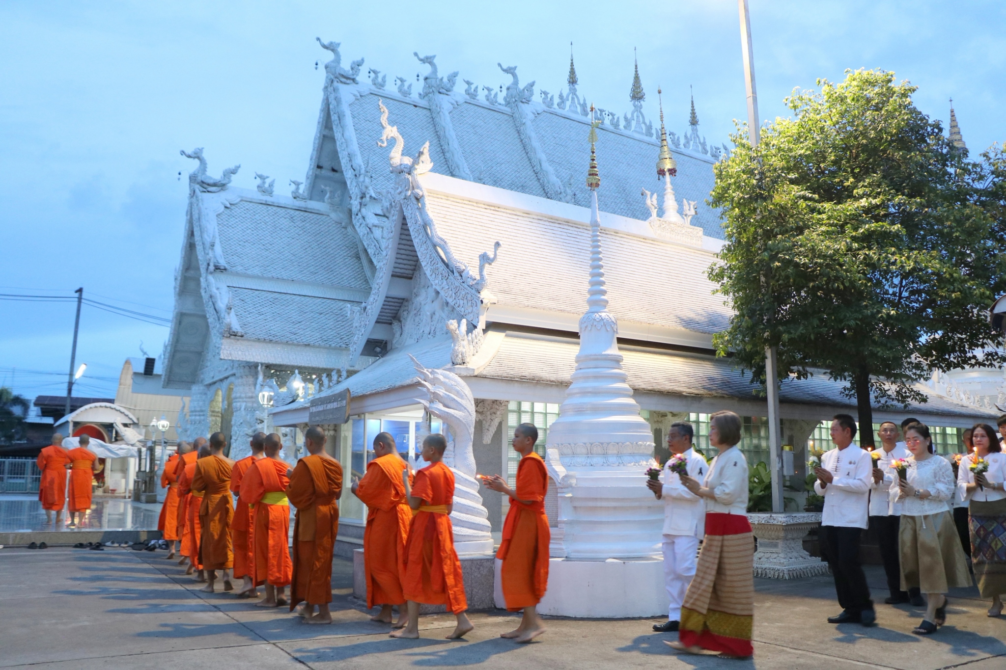 พุทธศาสนิกชนชาวจังหวัดน่านร่วมเวียนเทียนถวายเป็นพุทธบูชา เนื่องในวันอาสาฬบูชาและเข้าพรรษา ประจำปี 2569