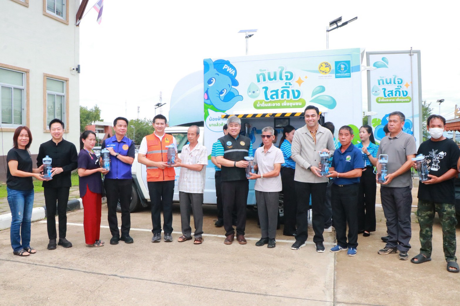 มท.3 เปิดโครงการ &ldquo;ทันใจ ใสกิ๊ง&rdquo; รถผลิตน้ำดื่ม กปภ. ใช้นาโนเทคโนโลยี ผลิตน้ำสะอาดช่วยเหลือผู้ประสบภัยจังหวัดน่าน
